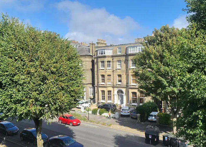 10 Large Elegant Studio - Prime Location - Comfortable - Private